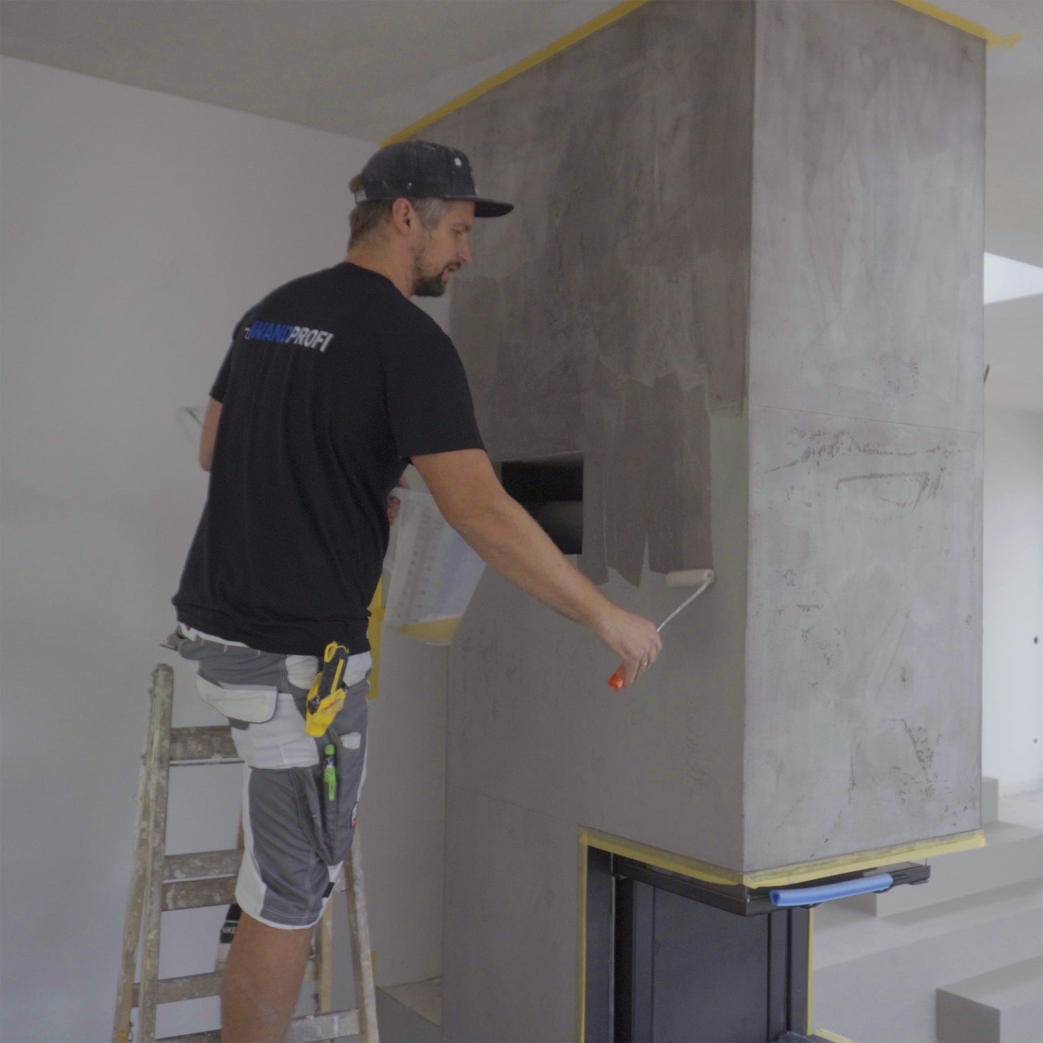 Versiegelung aufstreichen - Betonoptik Verarbeiten - Wandprofi
